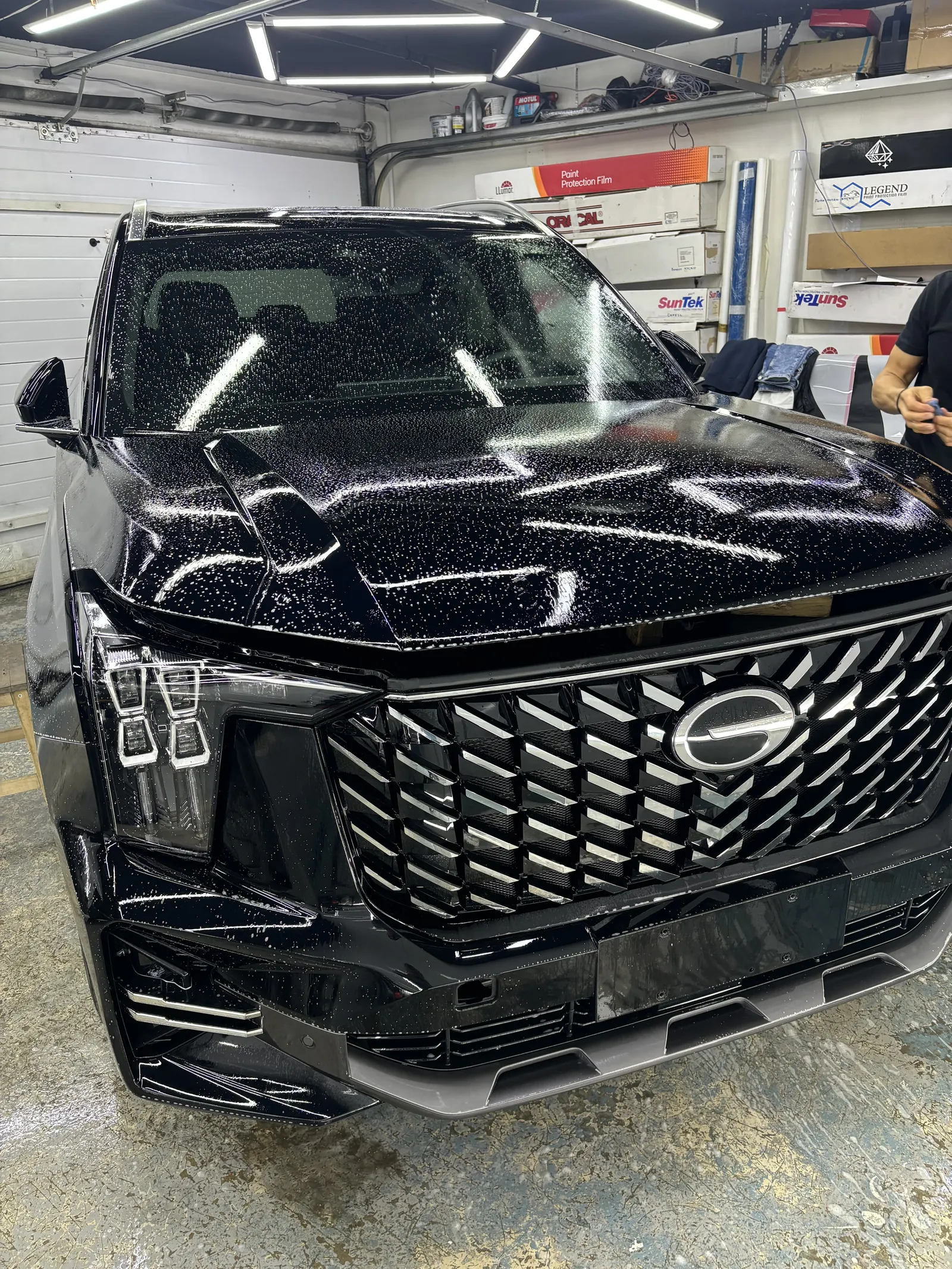 Нанесение полиуретановой плёнки на капот автомобиля GAC
