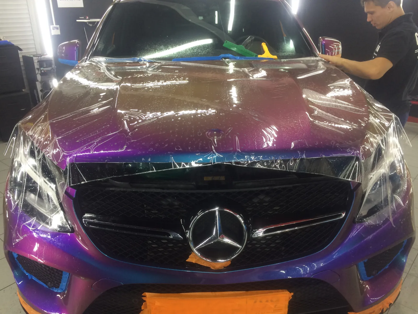 Полиуретановая плёнка на передней части фиолетового автомобиля