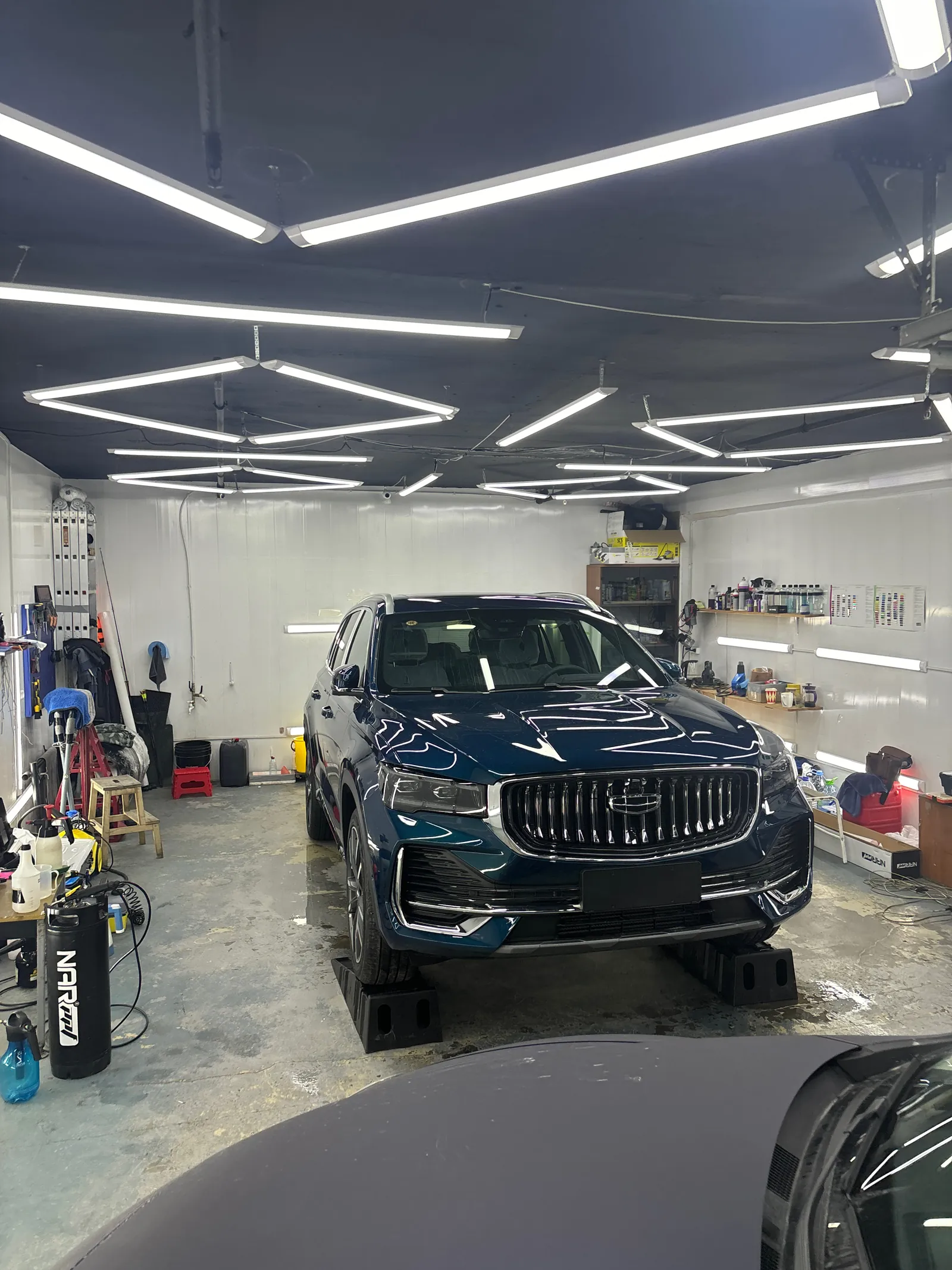 Geely Monjaro в студии перед работой с полиуретановой плёнкой