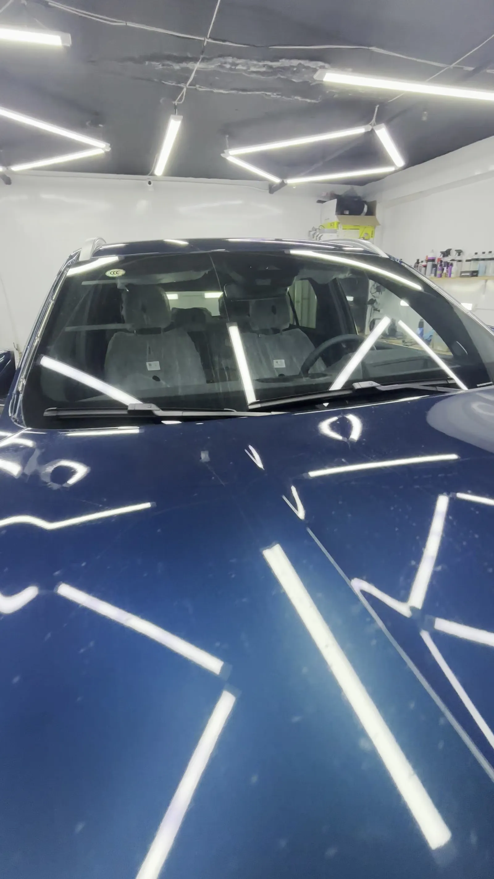 Глянцевая поверхность капота Geely Monjaro под светом