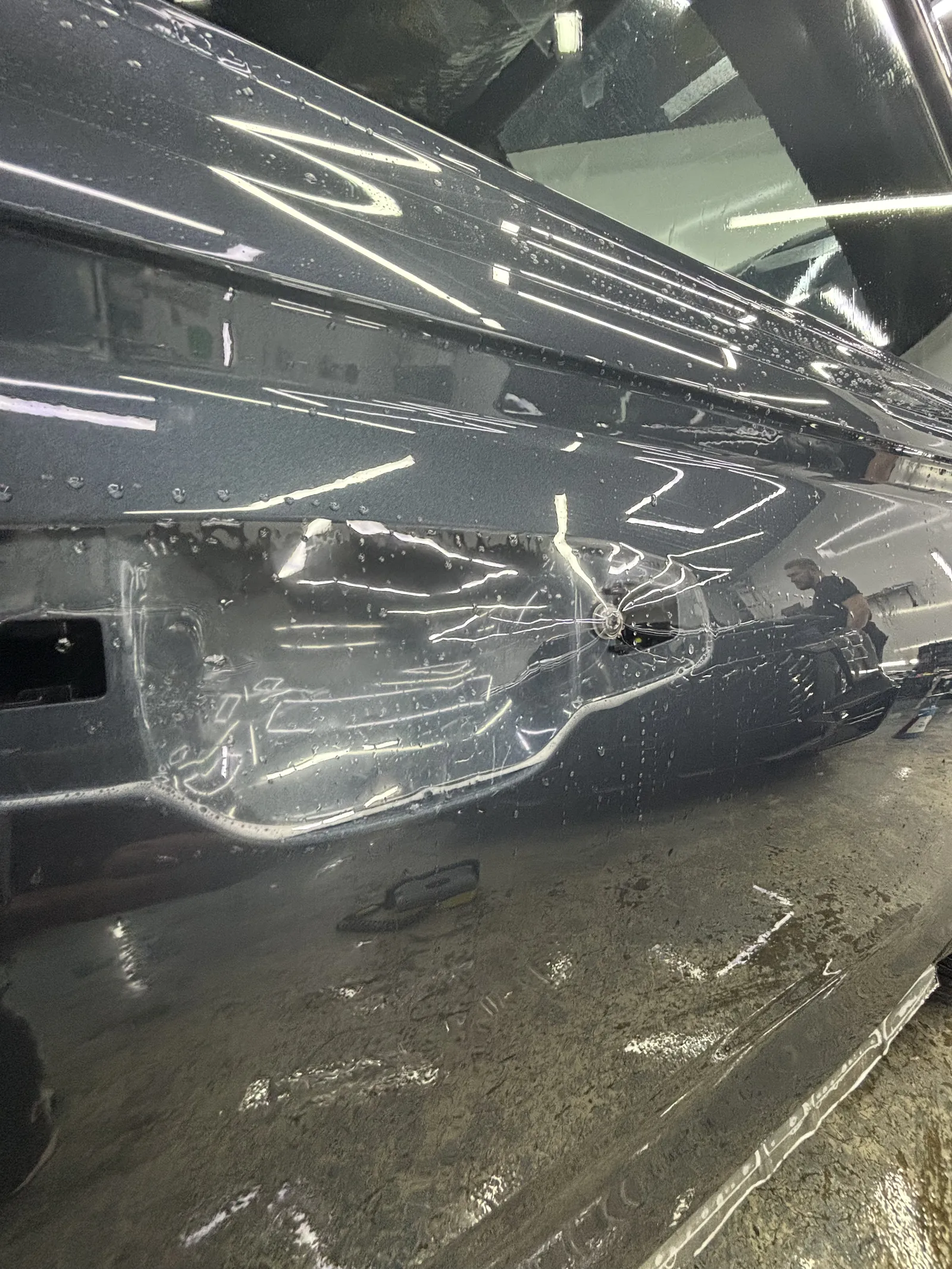 Нанесение глянцевой полиуретановой плёнки на дверь Geely Monjaro