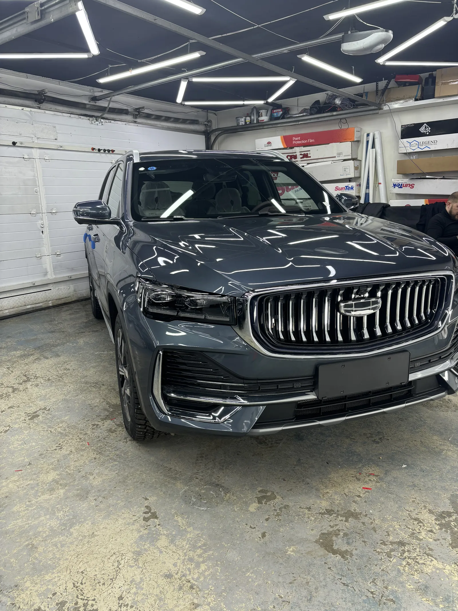 Geely Monjaro перед оклейкой глянцевой полиуретановой плёнкой