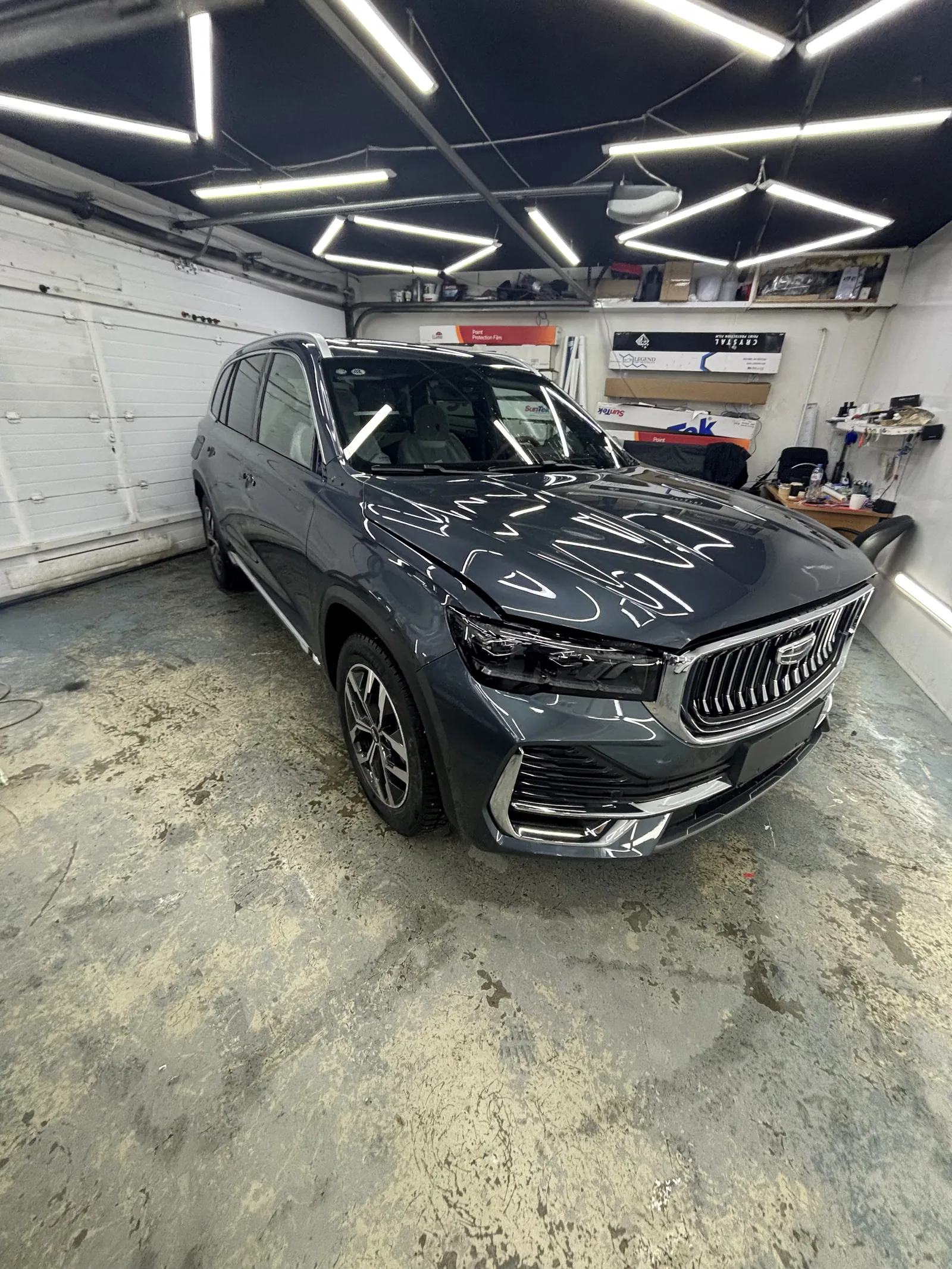 Geely Monjaro в рабочей зоне студии Protecton