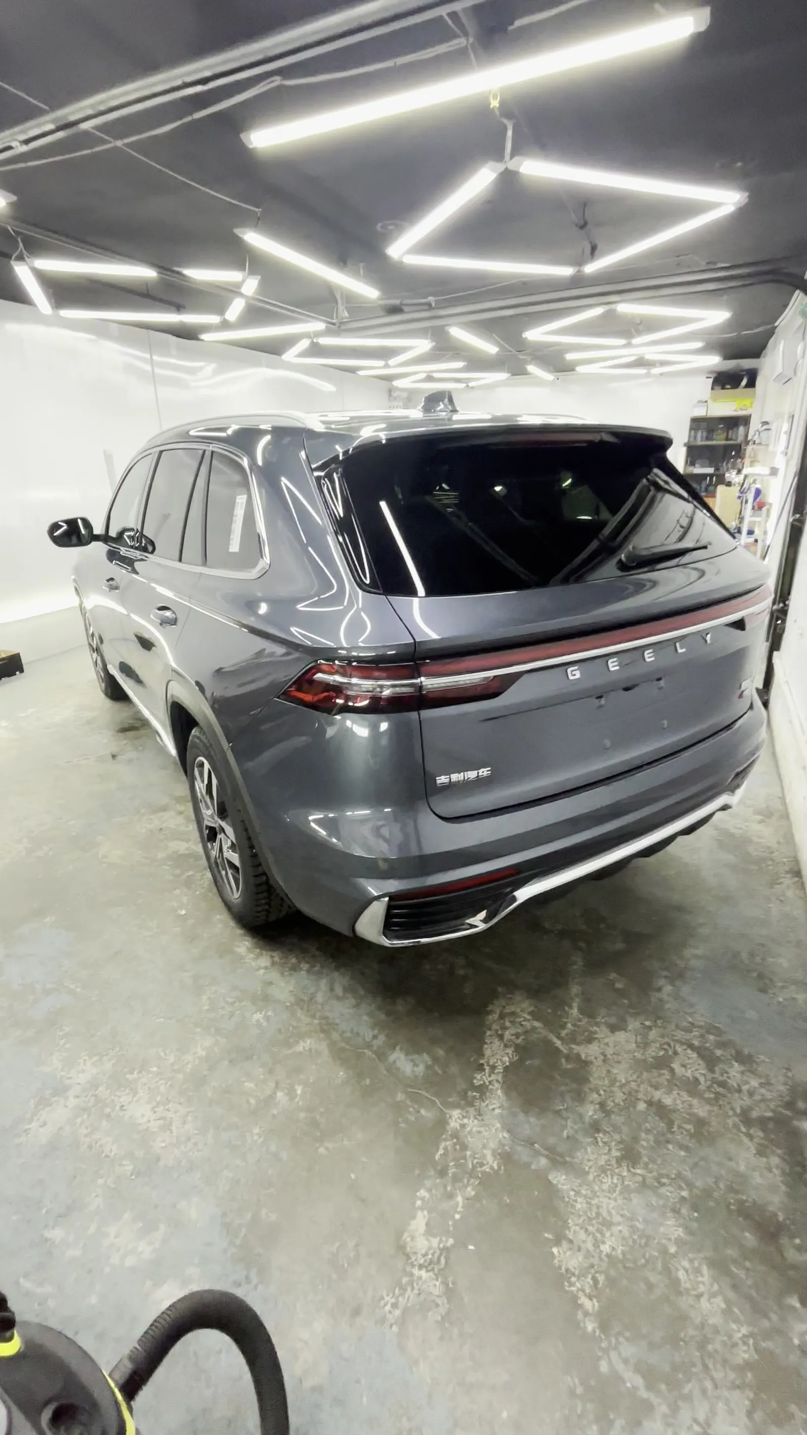 Задняя часть Geely Monjaro после оклейки полиуретаном