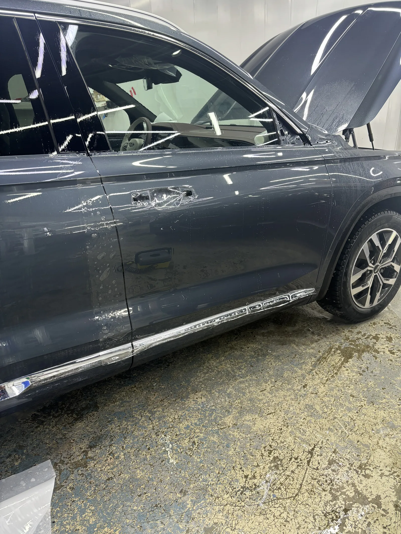 Боковая часть Geely Monjaro во время оклейки полиуретаном