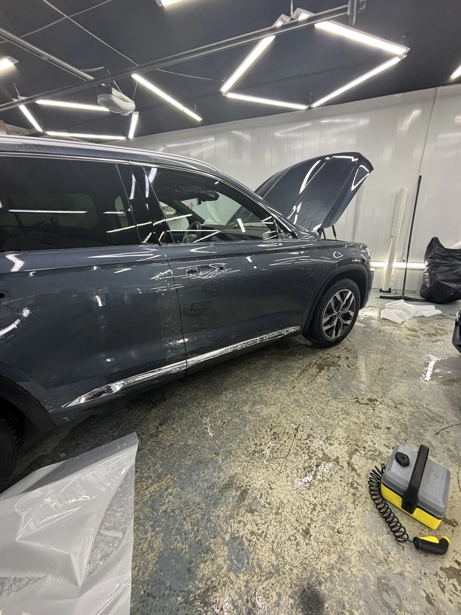 Боковая поверхность Geely Monjaro во время нанесения плёнки