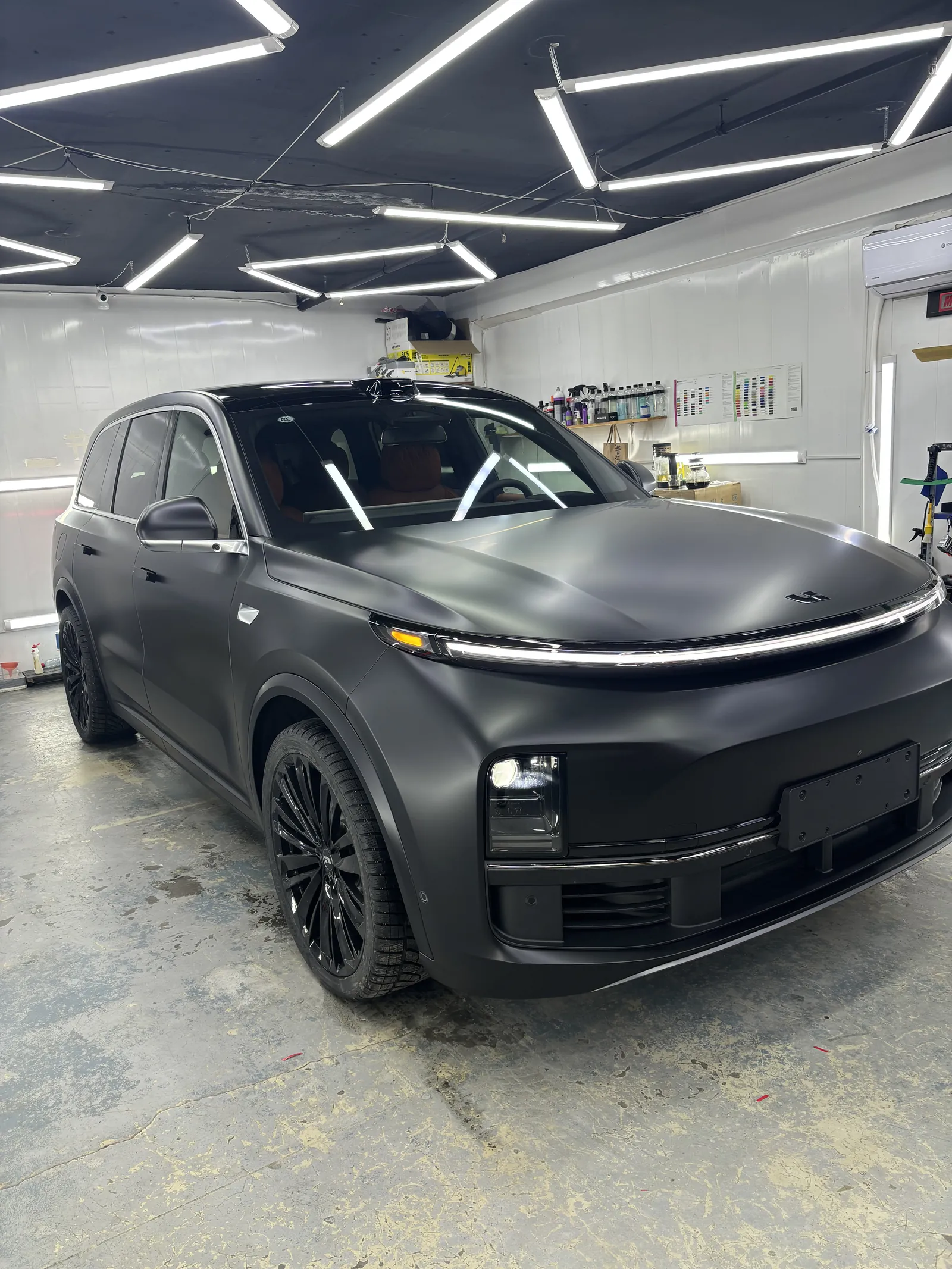Готовый Li Auto L9 после оклейки матовым полиуретаном
